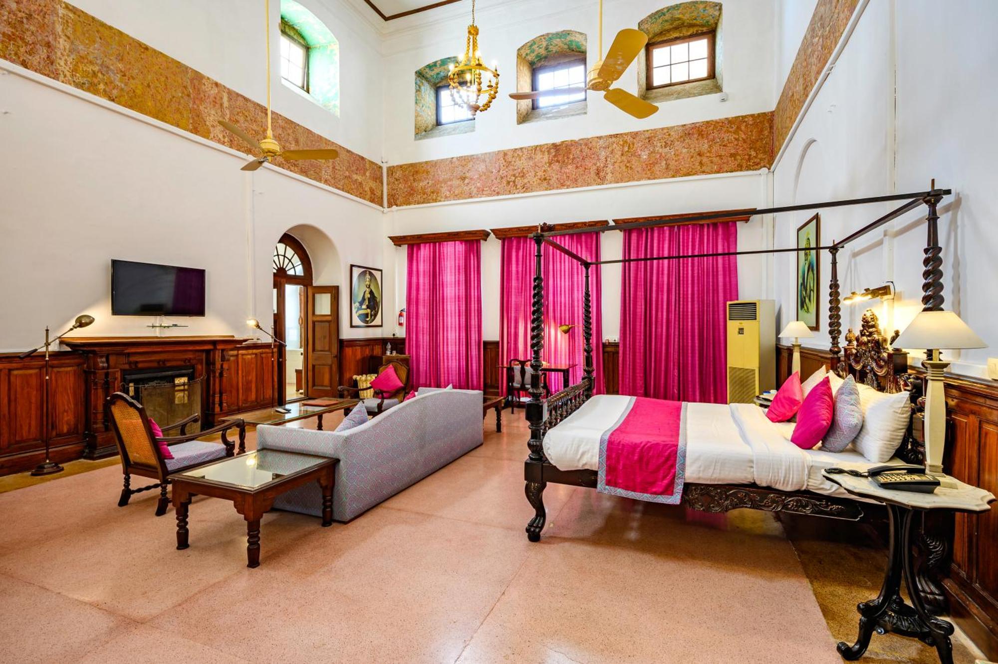 นีมรานา พาราทารี พาเลซ Hotel ปาเตียลา ภายนอก รูปภาพ